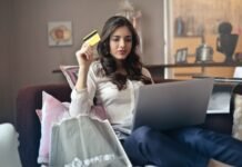 Wat weet jij van Singles Day? vrouw online aan het shoppen op de bank
