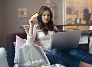 Wat weet jij van Singles Day? vrouw online aan het shoppen op de bank