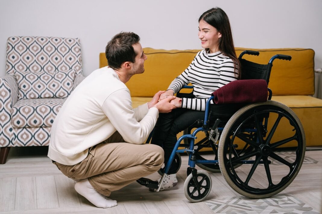 vrouw in een rolstoel met man