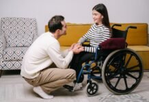 Een rolstoel auto van Freedom Auto Aanpassingen vrouw in een rolstoel met man