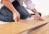 Hoe kies je de perfecte laminaatvloer voor jouw interieur? Man legt laminaatvloer