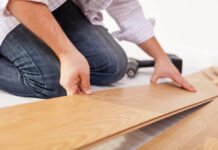 Hoe kies je de perfecte laminaatvloer voor jouw interieur? Man legt laminaatvloer