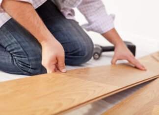 Hoe kies je de perfecte laminaatvloer voor jouw interieur? Man legt laminaatvloer